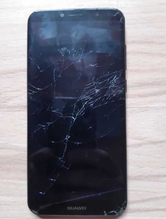 Телефон HUAWEI, работещ и заключен с пукнат дисплей