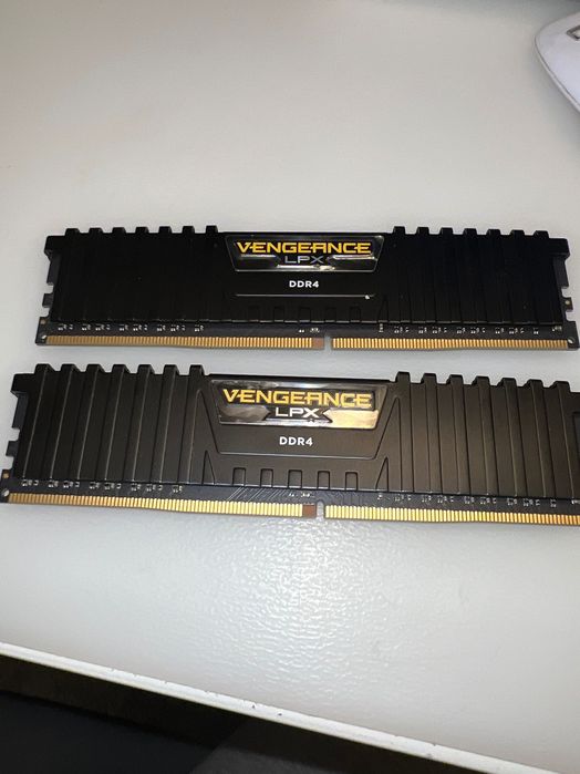 Kit memorii DDR4 (2x8GB) Kingston CL14