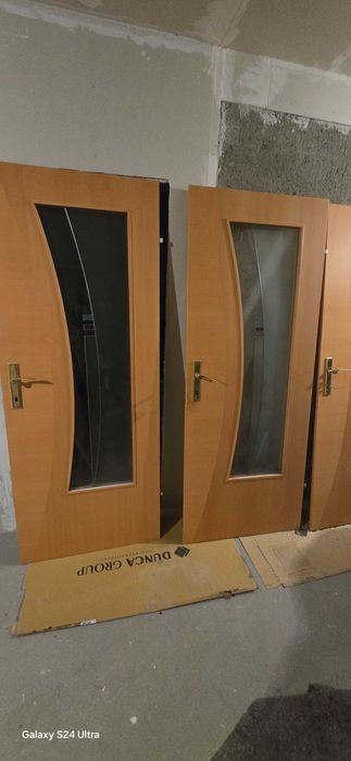 Vând 11 uși de interior din lemn, fără tocuri, stare bună.