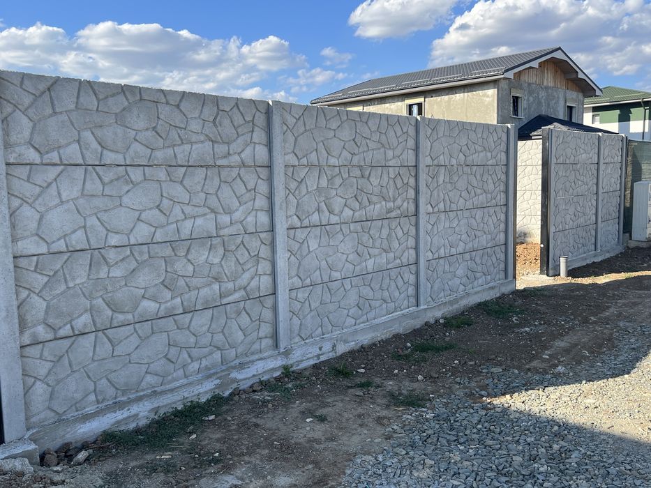 Garduri din stâlpi și placi beton