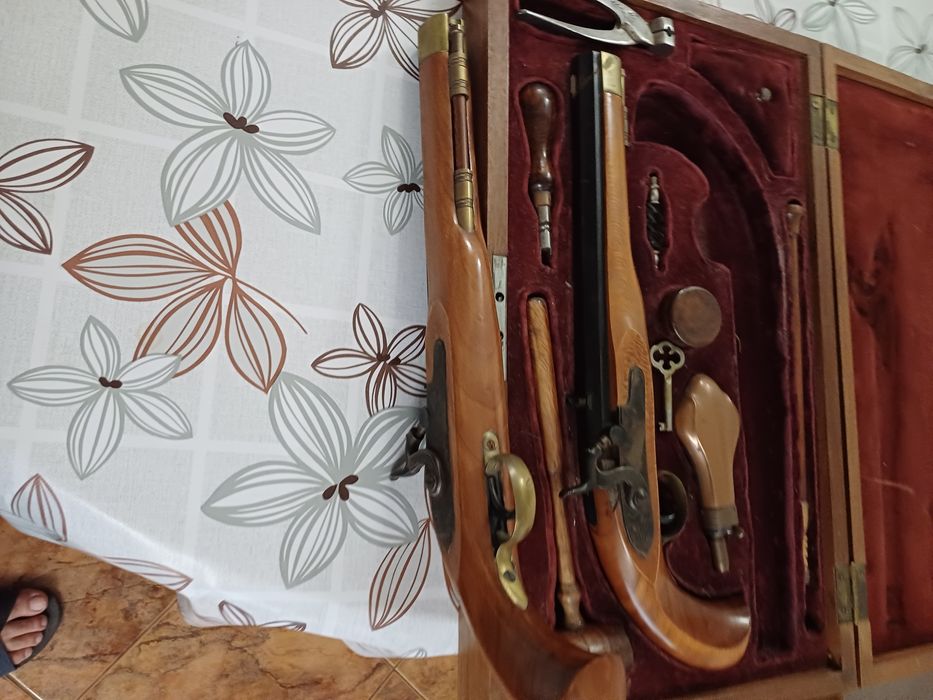 Чифт капсулни пистолети