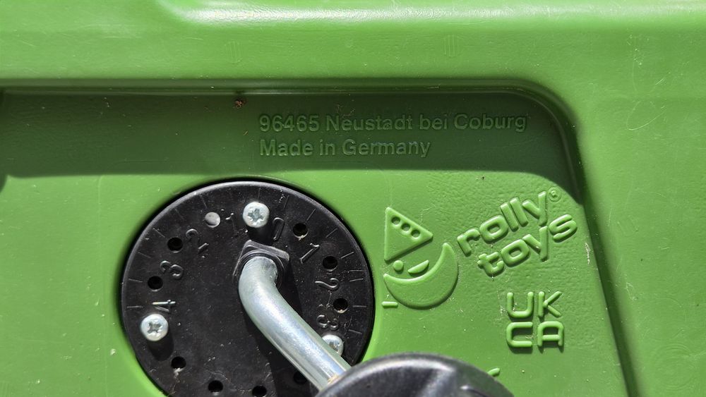 Детски трактор John Deere с педали и цистерна