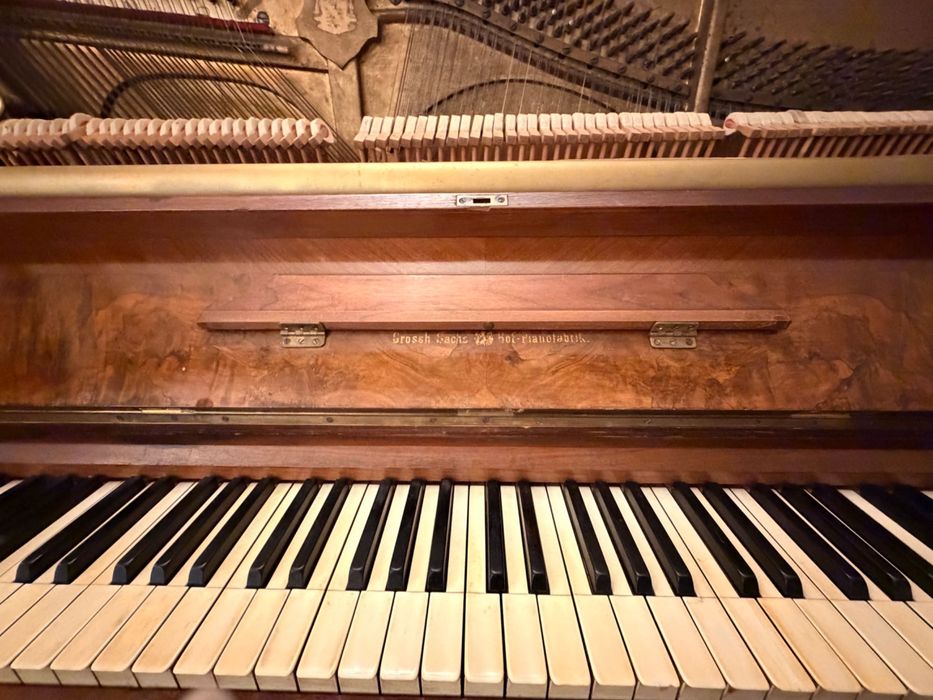 Vând pianina veche de colecție