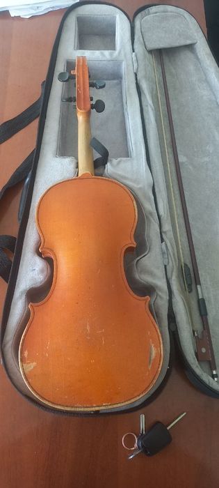 Skripkalar 4/4 sotiladi 2 dona rasmdagi