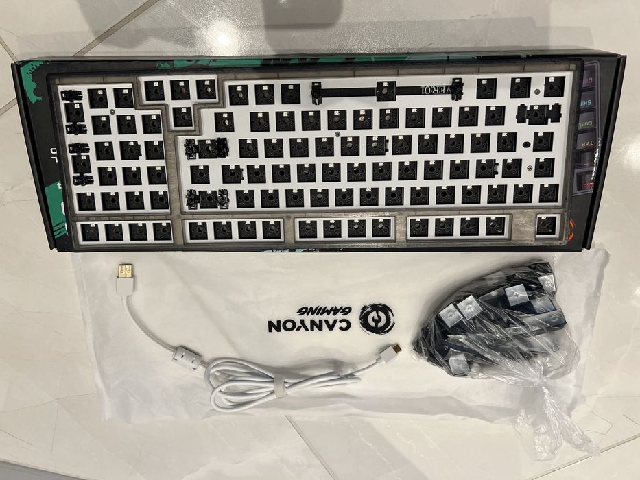 Механична клавиатура 980 DYI basis kit hot swappable, БЕЗ суичове