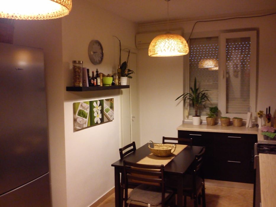 Vand  apartament spatios cu 2 camere, semidecomandat |a UTA,vedere spre parc, centrală proprie pe gaz.