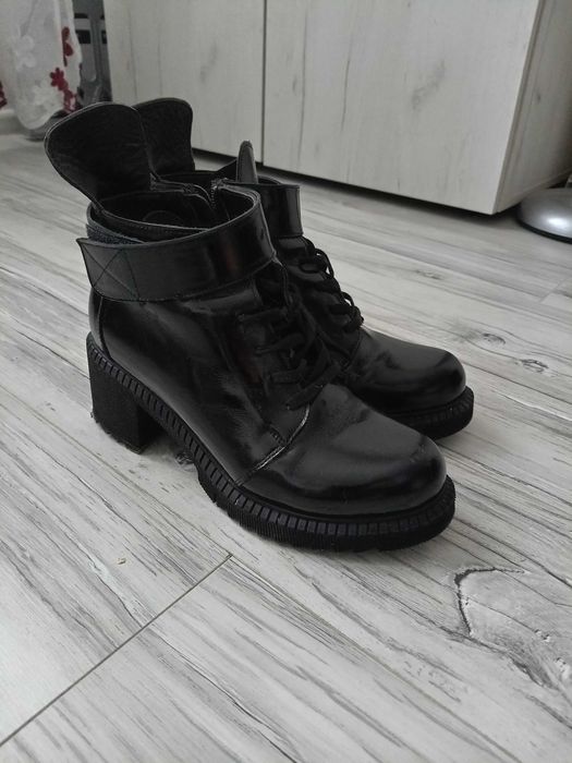 Ghete din piele lacuita.