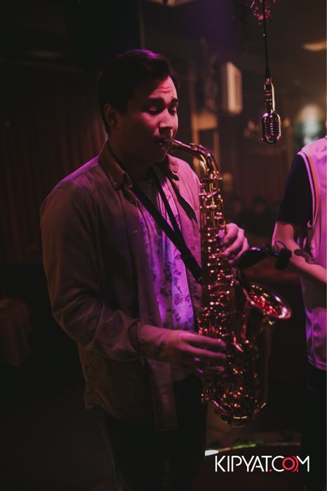 Саксафонист . Саксофон