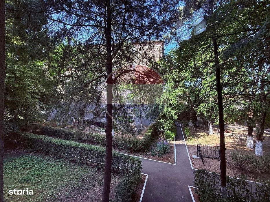 De vânzare apartament 3 camere Zona Universității, Str Ronald Reagen
