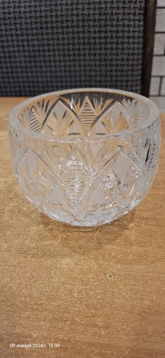Продаю хрустальные вазочки.