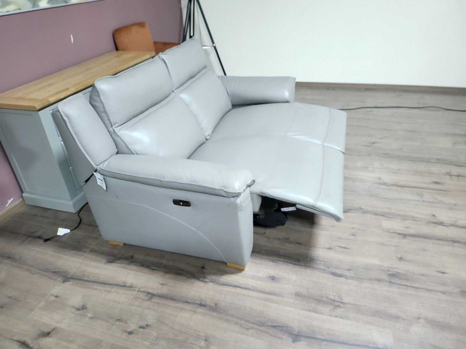 Сив кожен диван двойка с електрически релаксиращ механизъм