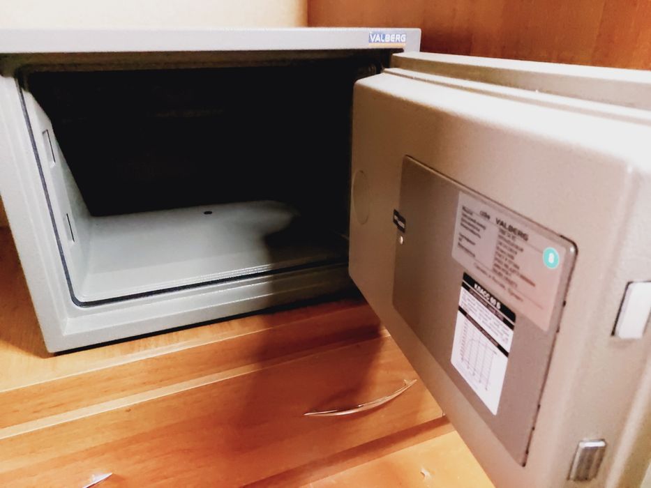 Срочно продается Огнестойкий сейф Valberg FRS-36 EL Валберг( Россия)
К