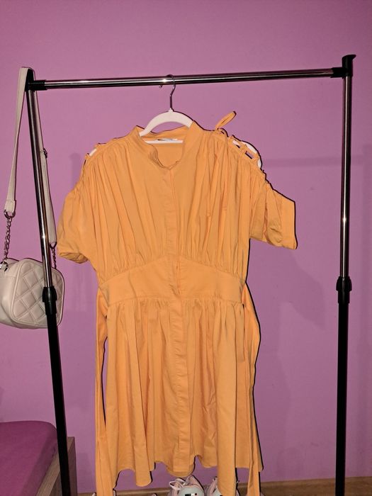 Оранжева рокля, с колан и елемент на рамената