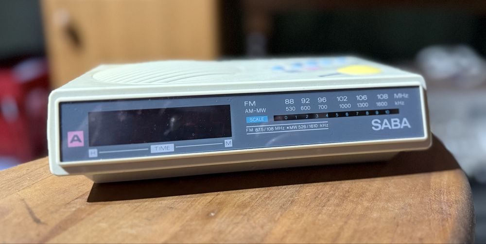 Радио-будилник SABA