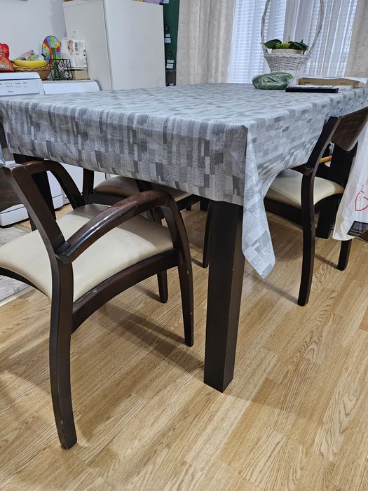 Разтегателена  маса от тъмно дърво