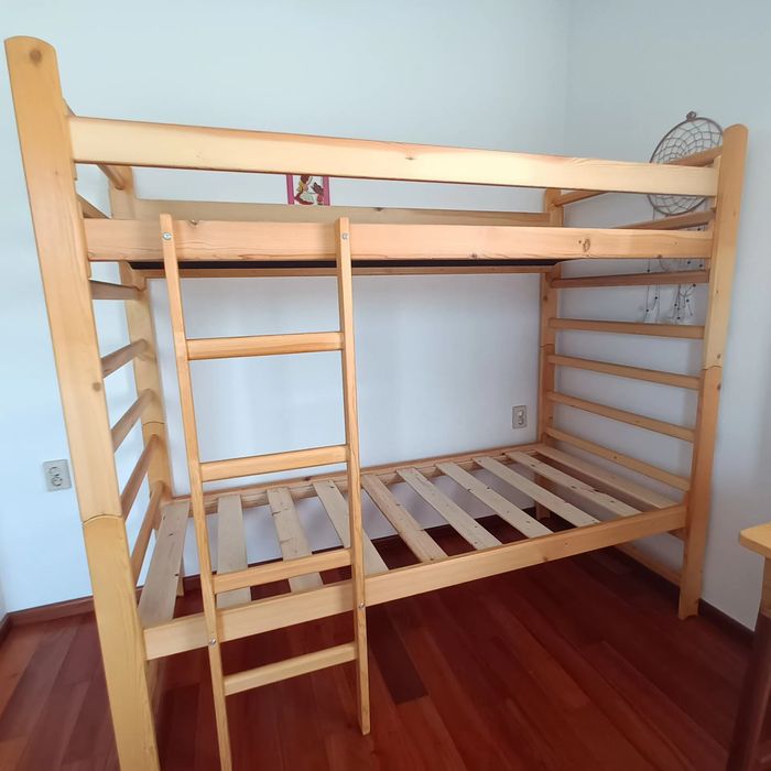 Двуетажно дървено легло