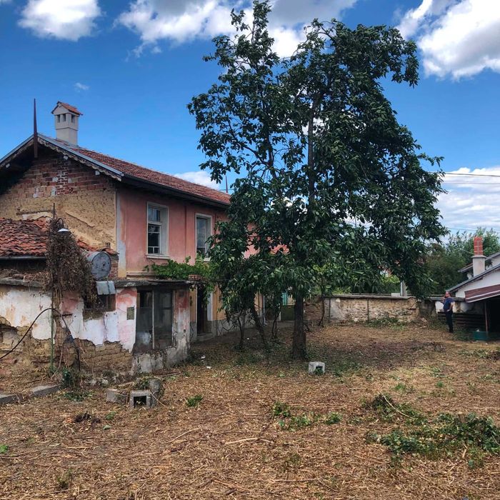 Двуетажна къща с двор в с. Тъжа, общ. Павел баня