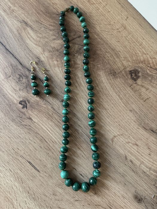 Колие и обеци от зелен полускъпоценен камък нефрит