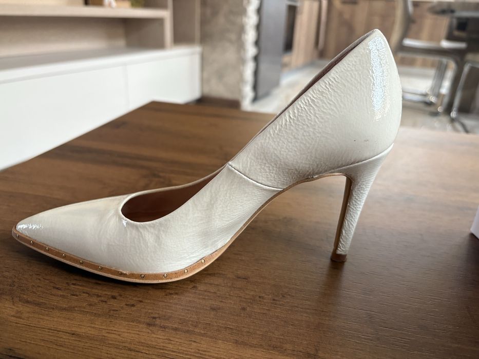 Обувки на ток на марката Hispanistas