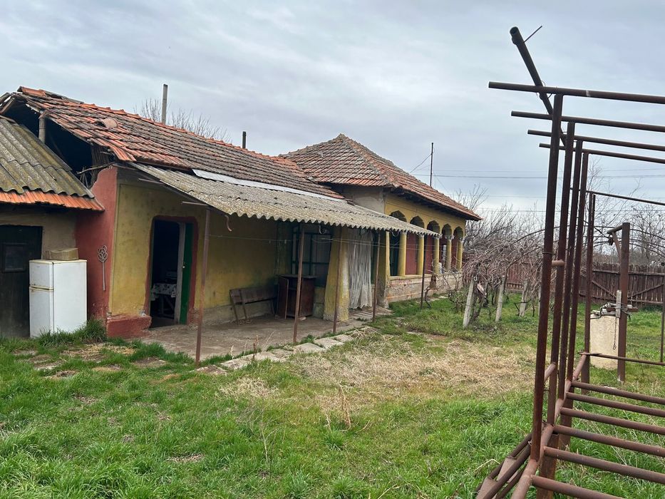 Casa batraneasca de vanzare