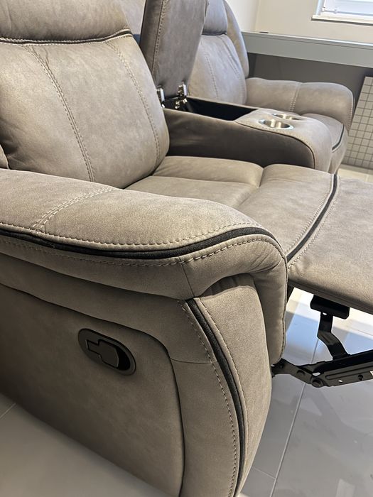 Canapea NOUĂ - 2 locuri cu recliner și consolă