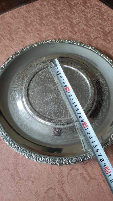 Масивен гравиран метален поднос с изпъкнал център