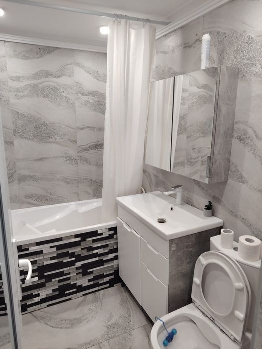 Închiriez apartament cu 2 camere în zona centrala