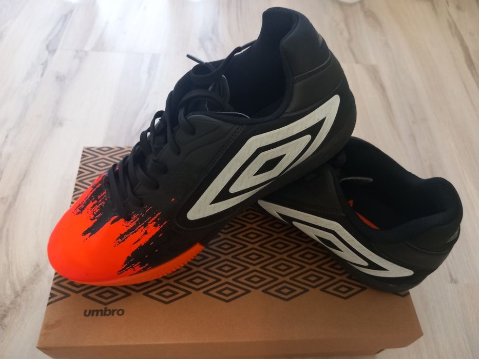 Нови! Футболни обувки за зала Umbro Sweeper - размер 42