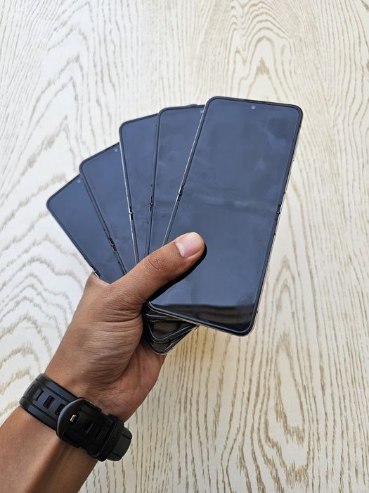 Samsung Galaxy Z Flip 5 (5G + e sim). Ideal joyi 8/256 GB. IME o'tkan