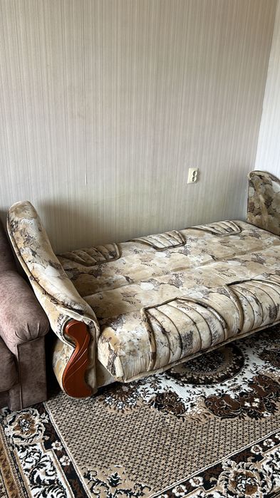 Крепкий раскладной диван