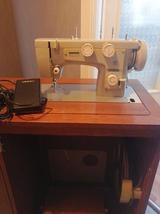 Продам швейную машинку