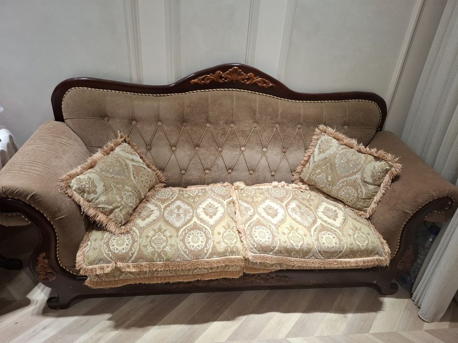 Диван прямой классический