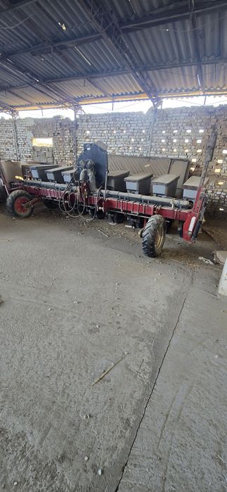 Sotuvda traktor va agregatlar bor