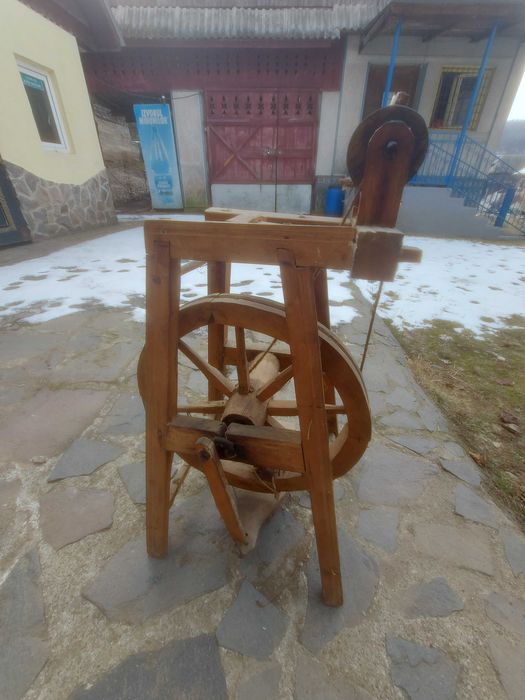 Obiecte vechi:mașina de tors,sucală,obiecte de prelucrat lâna