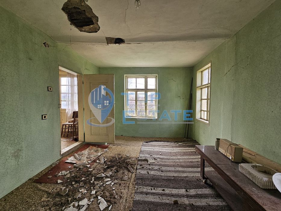 Двуетажна къща с голям двор в село Върбица, област Велико Търново