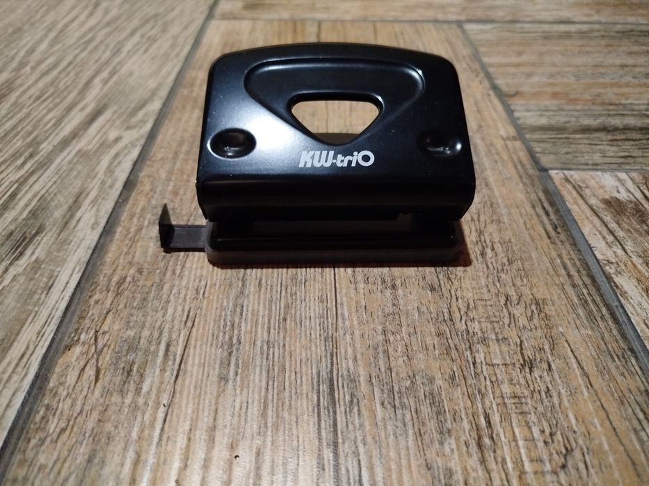 Продам дырокол .