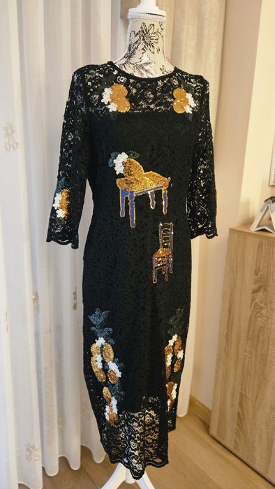 Rochie model Dior din dantela neagra cu accesorii aurii!