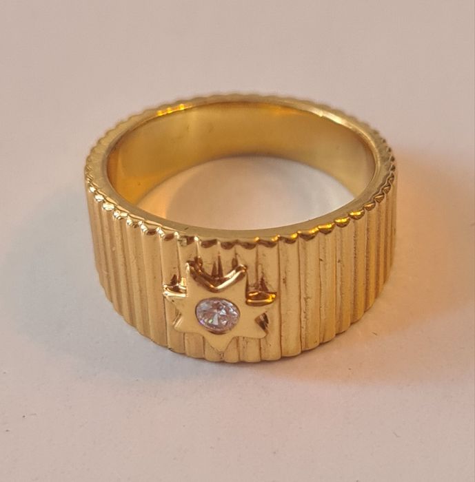 Нов дамски пръстен с камък, позлатен.