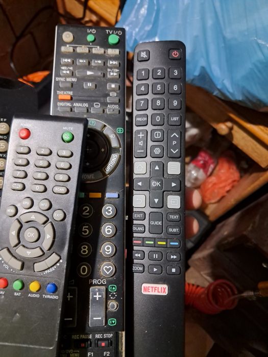 Продавам лот от различни дистанционни управления за телевизори, DVD и