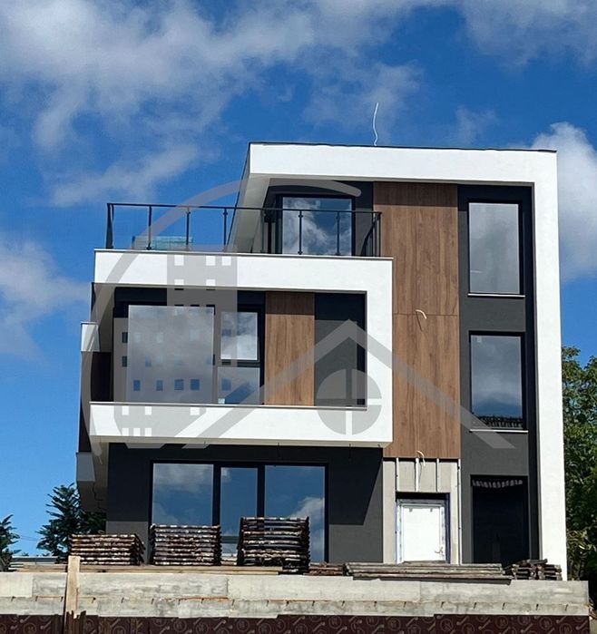 Къща в Варна-м-т Св. Никола площ 350 цена 585000