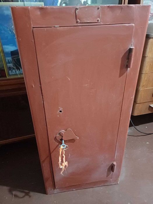 Продается сейф большой железный . Очень крепкий .