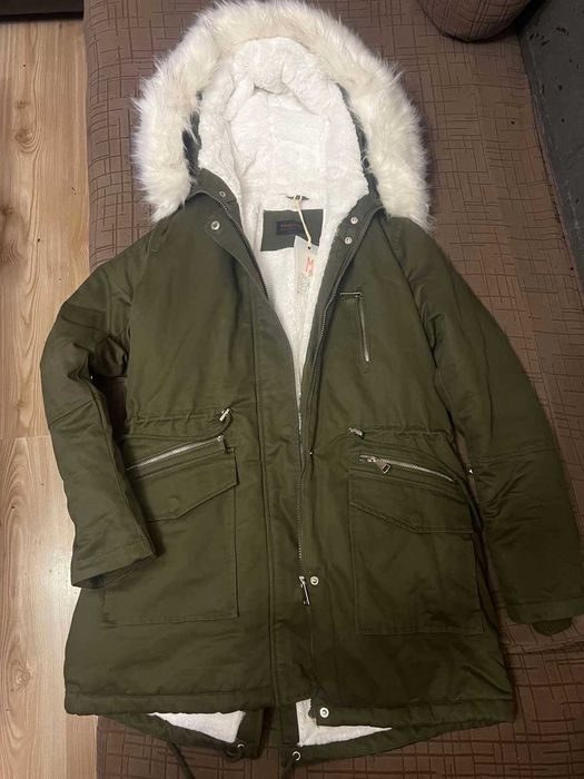 НОВА зимна дамска парка с дебела подплата и качулка (размер М)