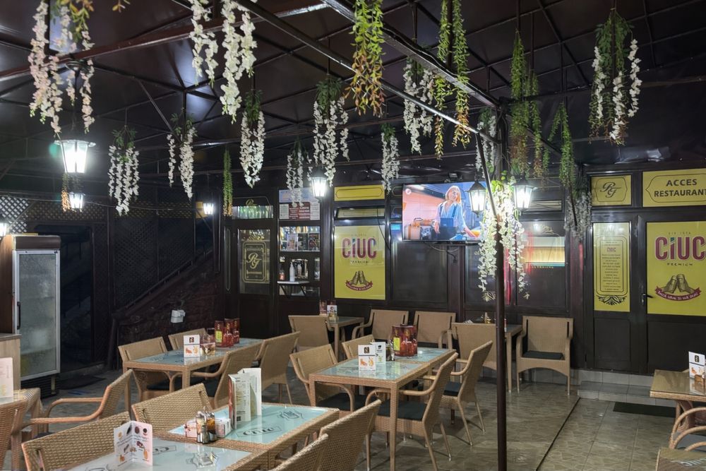 Mobilier terasă ratan – 12 mese + 32 scaune, stare foarte bună