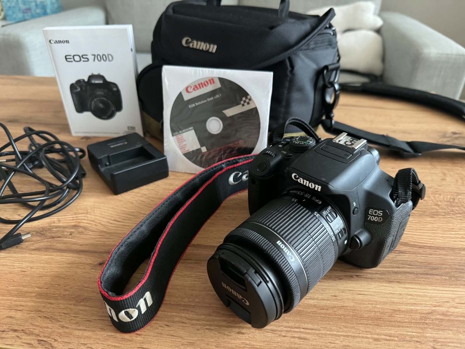 DSLR фотоапарат Canon EOS 700 D с обектив