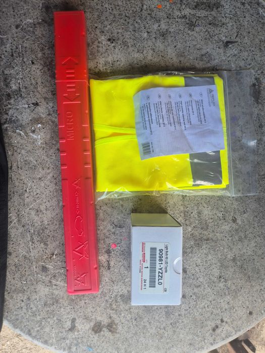 Kit siguranta auto Toyota 90981-YZZR3 triunghi vesta becuri