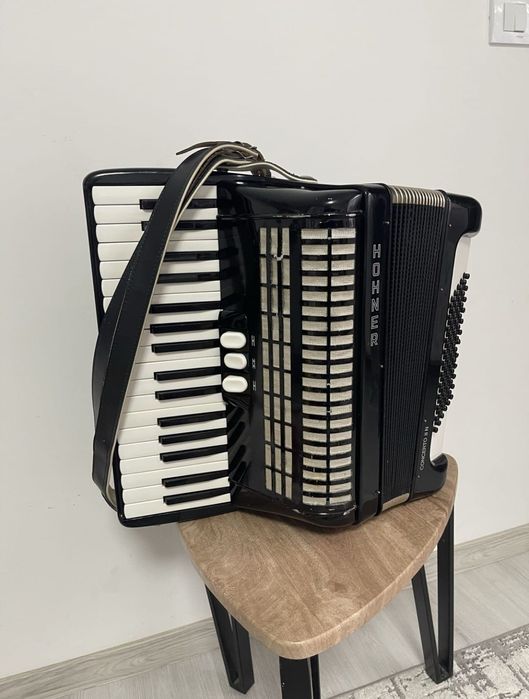 Vând acordeon hohner concerto II N 72 bași