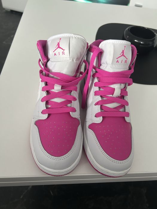 Air Jordan 1 Mid Fire Pink