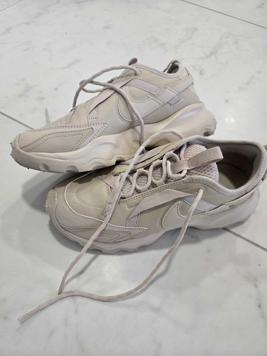 Бежови маратонки Nike