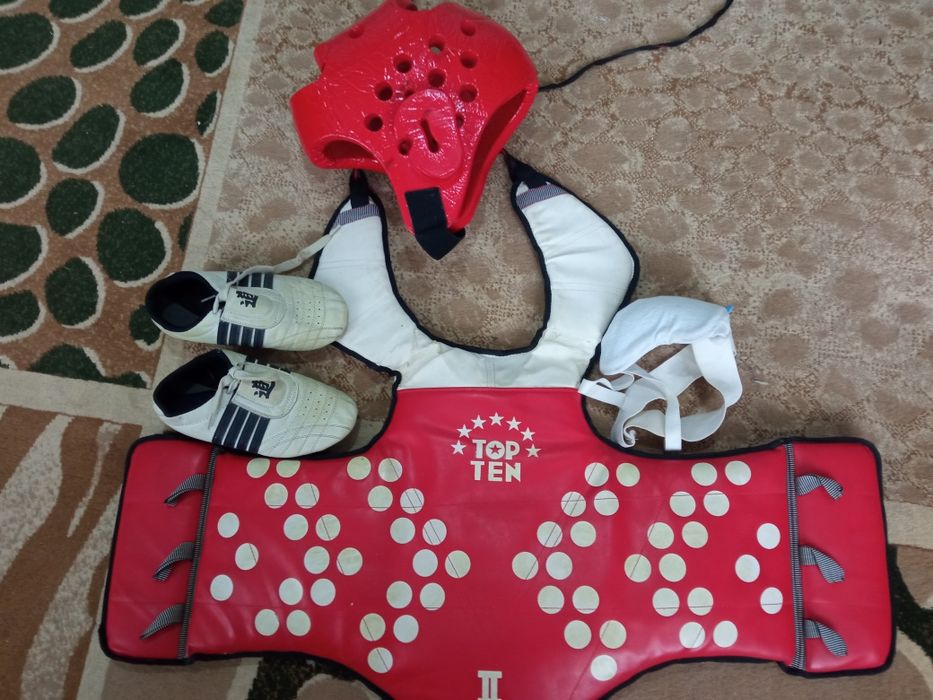 Форма и принадлежности для Тхэквандо