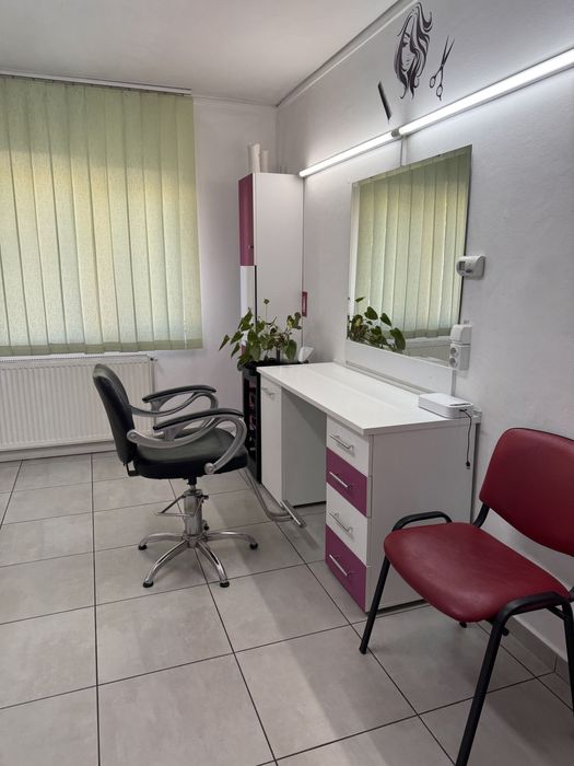 Închiriez post coafeza